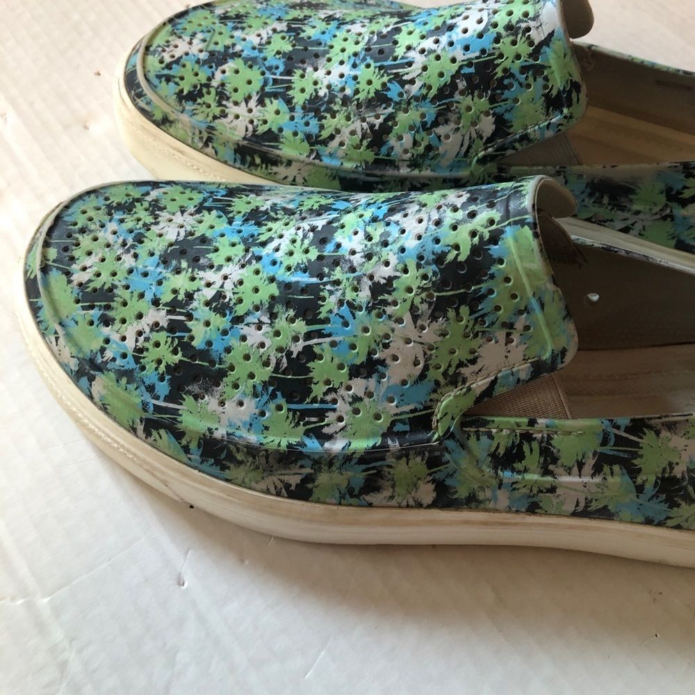 Crocs slip on Shoe size 12 men’s ventilated palm tree pattern for casual style L